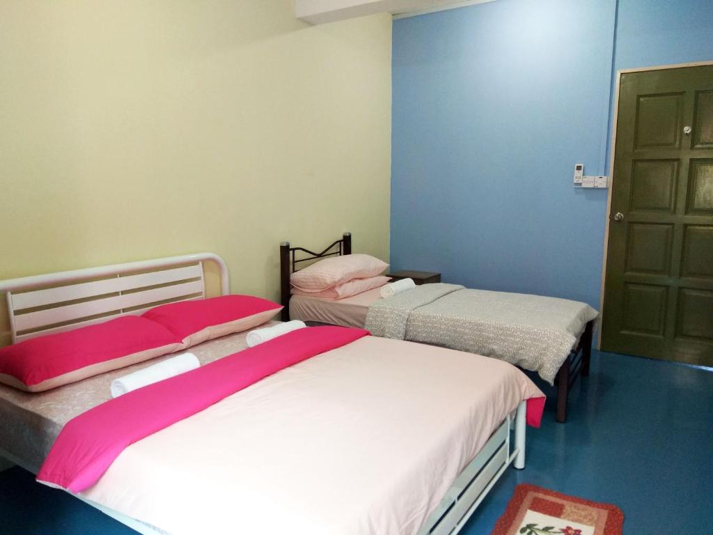Sandakan Backpackers Hostel - Habitación Triple Estándar