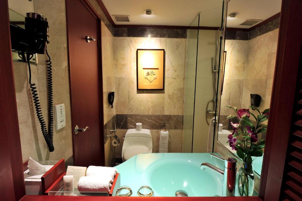 a bathroom with a bath tub and a toilet at Hotel Borobudur Jakarta in Jakarta