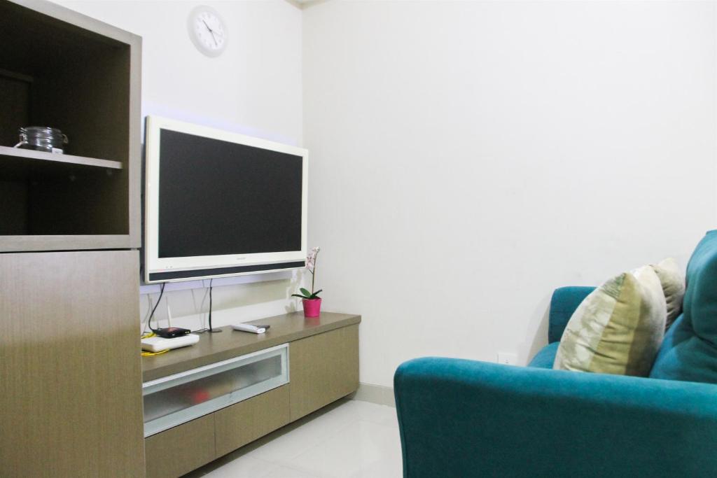 1BR with Extra Balcony The Oasis Cikarang Apartment By Travelio - 一居室公寓