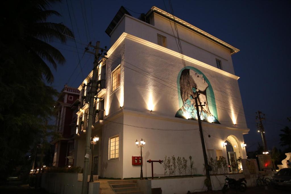 Una iglesia blanca con luces a un lado. en Villa Donna en Dona Paula