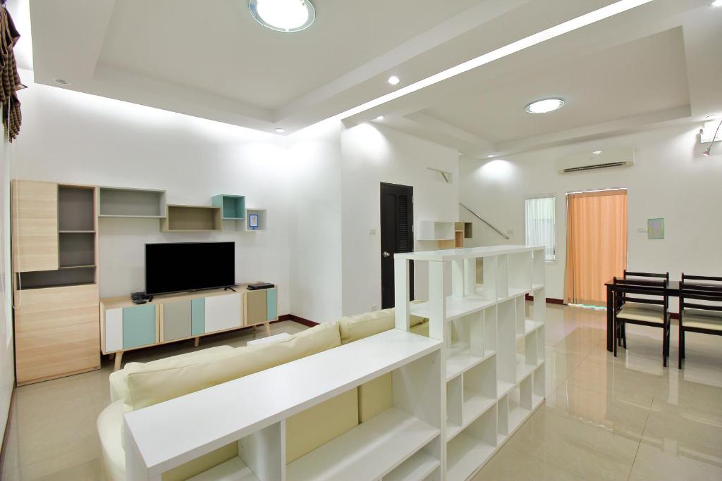 TV a/nebo společenská místnost v ubytování Baan Noppadol Hua Hin Resort