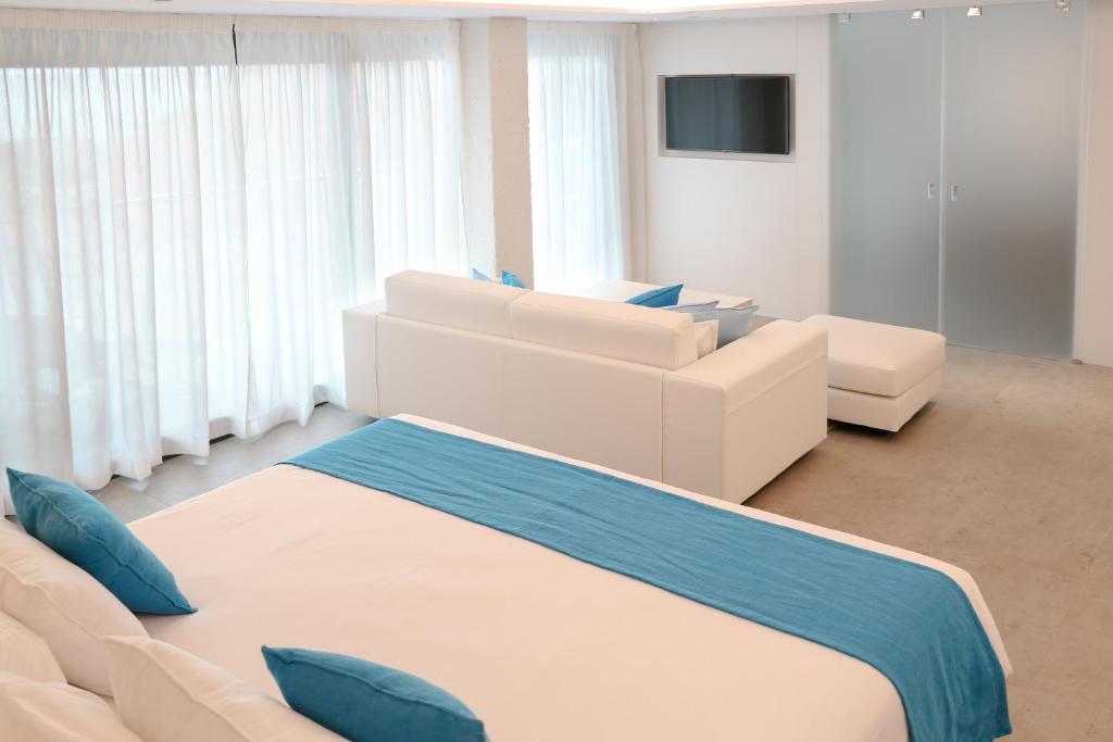 Postel nebo postele na pokoji v ubytování KAKTUS Hotel Kaktus Playa - Adults Recommended