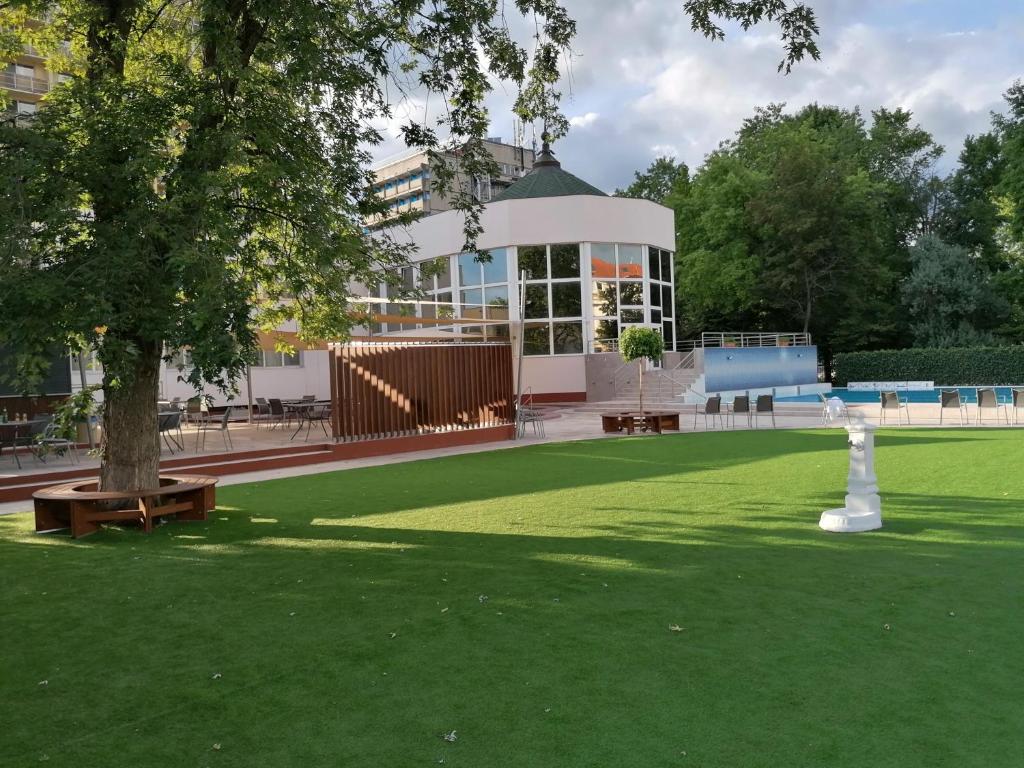 Bazén v ubytování Hotel Barátság nebo v jeho okolí