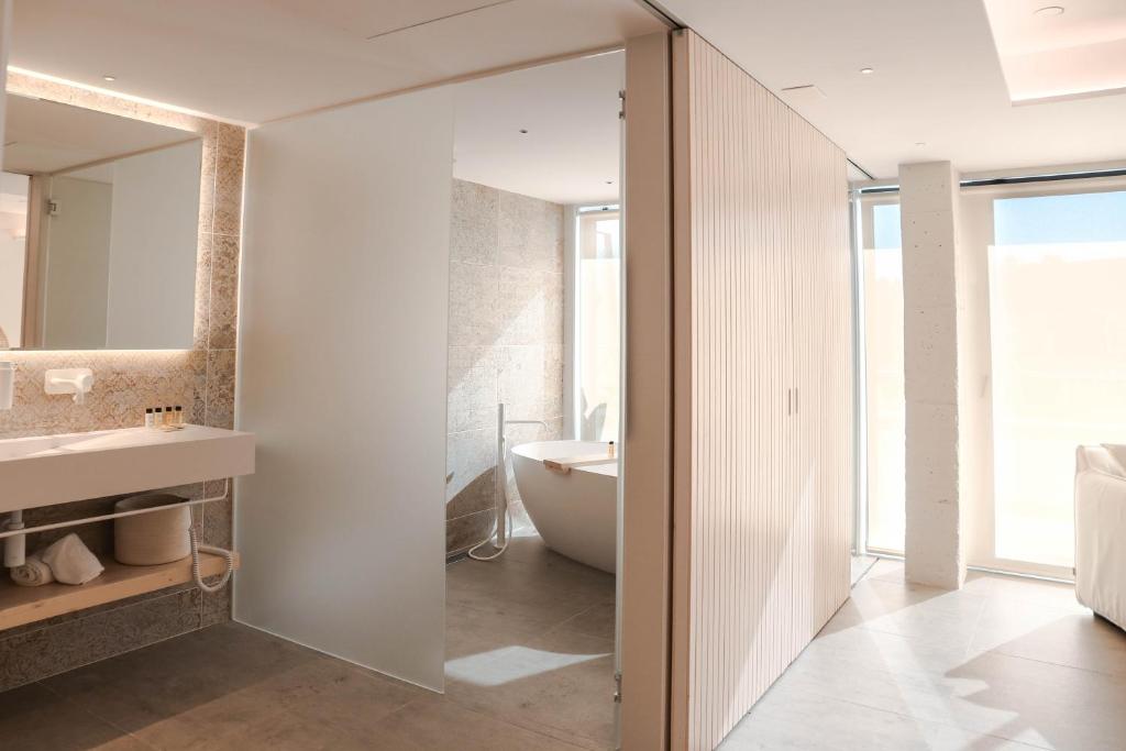 Koupelna v ubytování KAKTUS Hotel Kaktus Playa - Adults Recommended