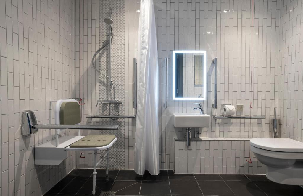 Uma casa de banho em Point A Hotel Edinburgh Haymarket