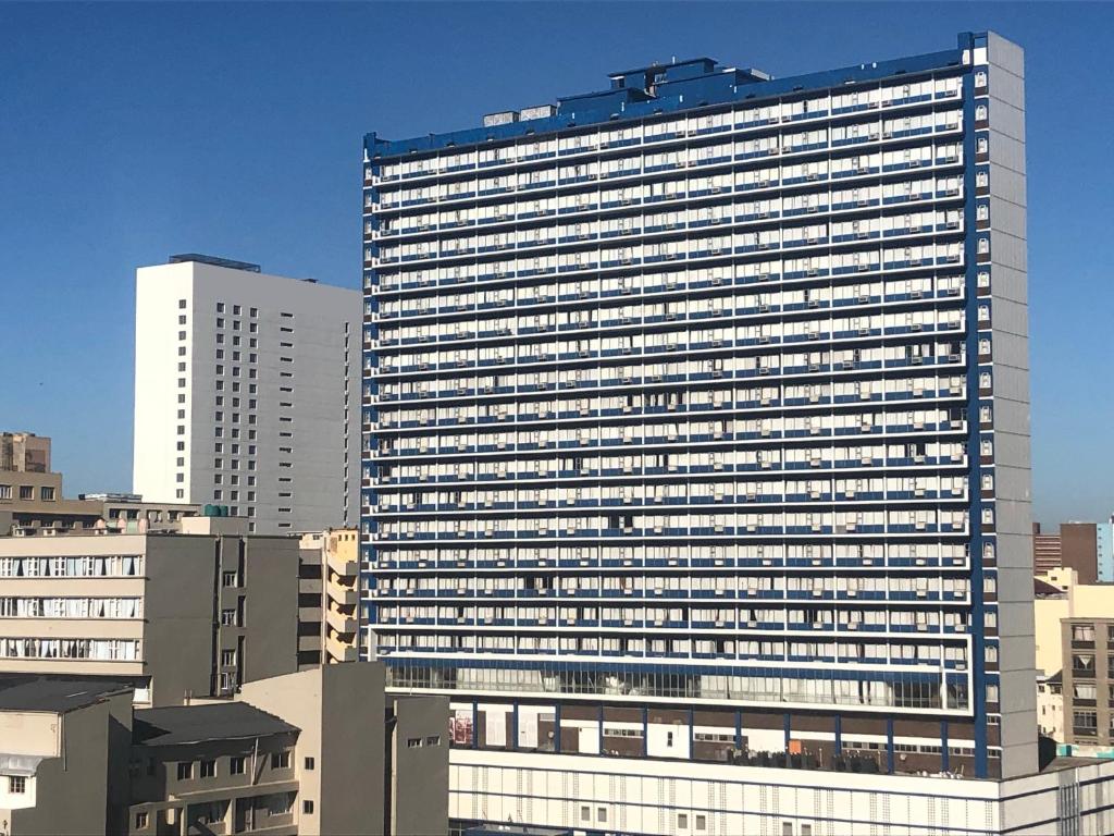 ダーバンにあるCoastlands Durban Self Catering Holiday Apartmentsの街中の窓が多い高層ビル