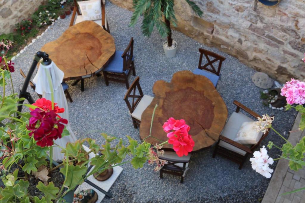 widok na stół, krzesła i kwiaty w obiekcie Gizemli Konak w mieście Ayvalık