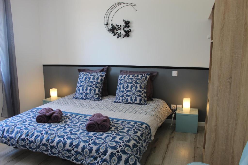 ein Schlafzimmer mit einem Bett mit zwei Handtüchern darauf in der Unterkunft côté chêne in Puycornet