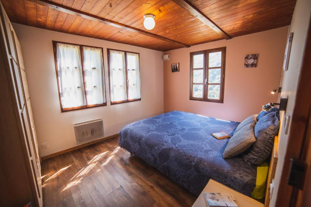 Postel nebo postele na pokoji v ubytování Camping La Ribere