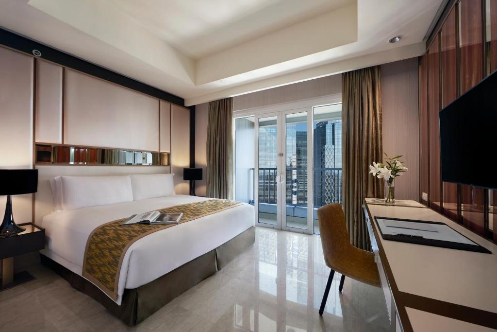 Postel nebo postele na pokoji v ubytování The Residences of The Ritz-Carlton Jakarta Pacific Place