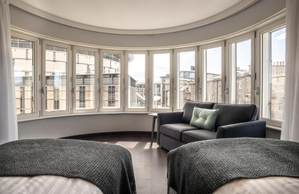 Uma área de estar em Point A Hotel Edinburgh Haymarket