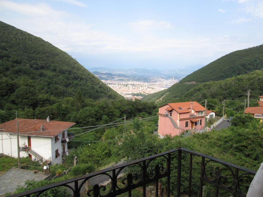 desde el balcón de una casa en las colinas en Casa Marcella, en La Spezia