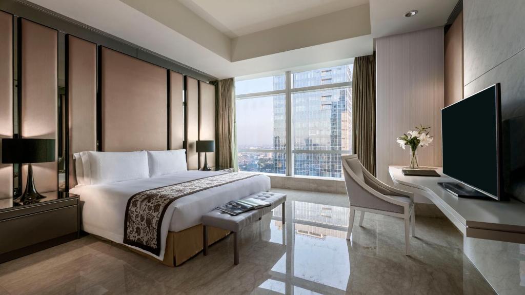 Postel nebo postele na pokoji v ubytování The Residences of The Ritz-Carlton Jakarta Pacific Place