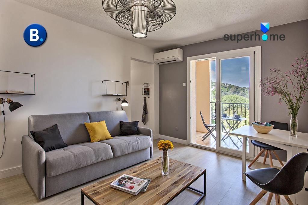 - un salon avec un canapé et une table dans l'établissement Offre Spécial Bastia Proche Centre Parking, à Bastia