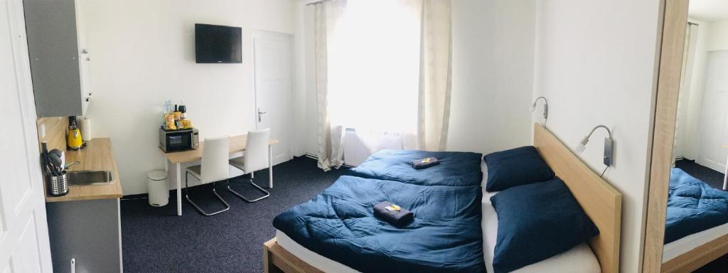 Zimmer mit 2 Etagenbetten und einem Spiegel in der Unterkunft APARTHOTEL VÍTKOVICE in Ostrava