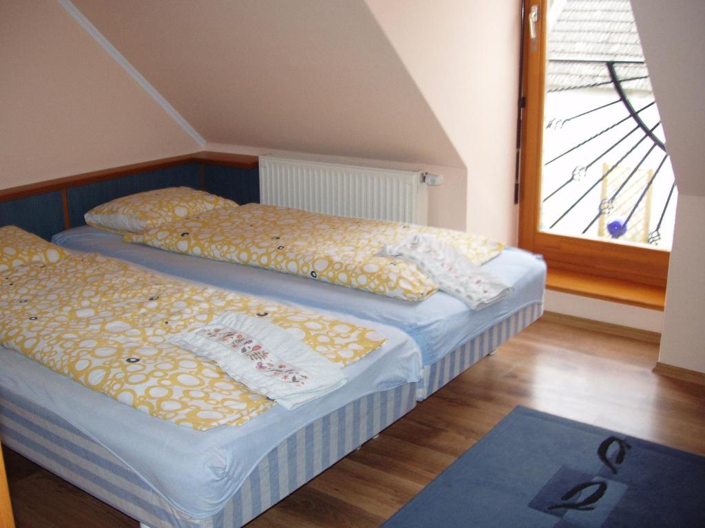 Postel nebo postele na pokoji v ubytování Rudolf's Fogadó
