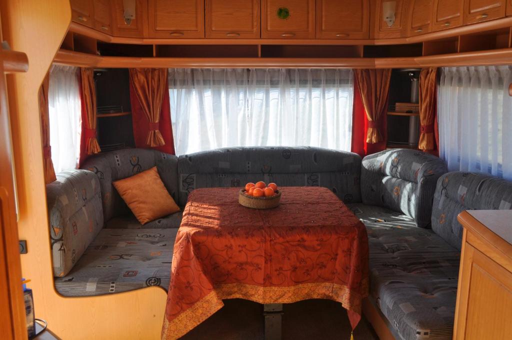 Posezení v ubytování Guillerin Caravan and Glamping