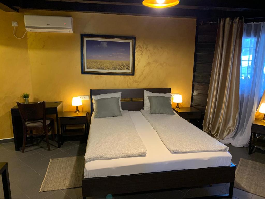 Postel nebo postele na pokoji v ubytování Motel Stari Hrast