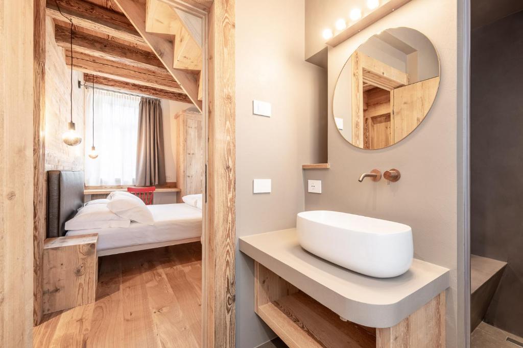 Postel nebo postele na pokoji v ubytování Alla Stazion Locanda nelle Dolomiti