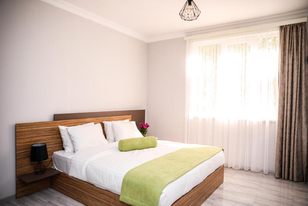 Postel nebo postele na pokoji v ubytování Garden Inn Resort Sevan