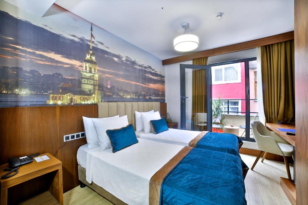 una camera d'albergo con un letto e una grande finestra di The Tango Hotel Taksim a Istanbul