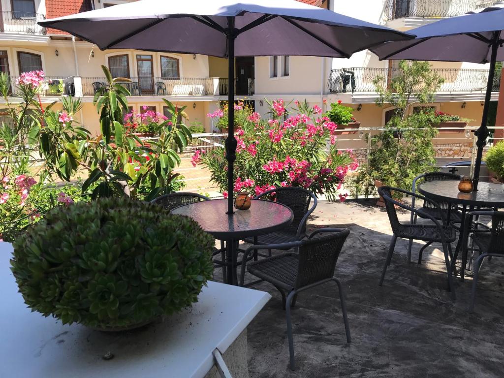 Vonkajšia záhrada v ubytovaní Feng Shui Wellness Apartmanház Hévíz