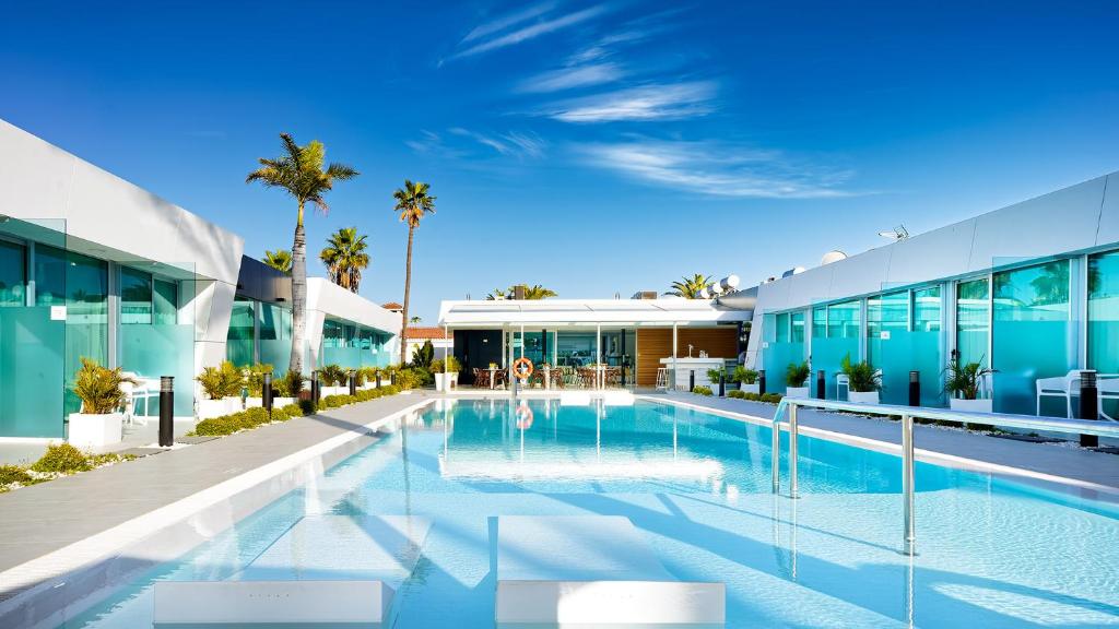 英格兰海滩Hotel Nayra - Adults Only的建筑物前的游泳池