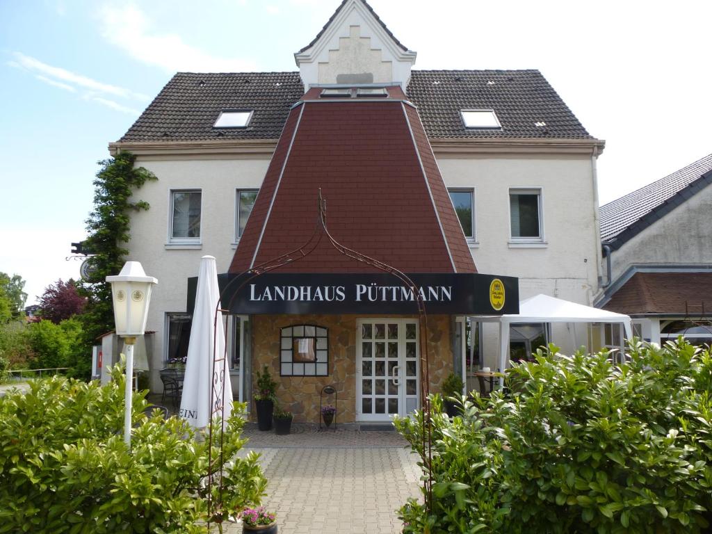 ein Gebäude mit einem Schild, das Lanzette Putium liest in der Unterkunft Landhaus-Püttmann in Fröndenberg