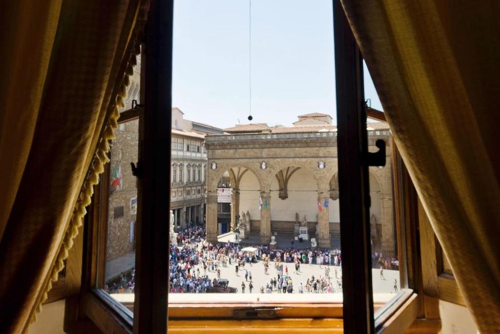 una vista da una finestra di una folla di persone di La Signoria a Firenze