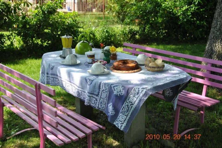 A garden outside B&B La vecchia quercia Home Restaurant