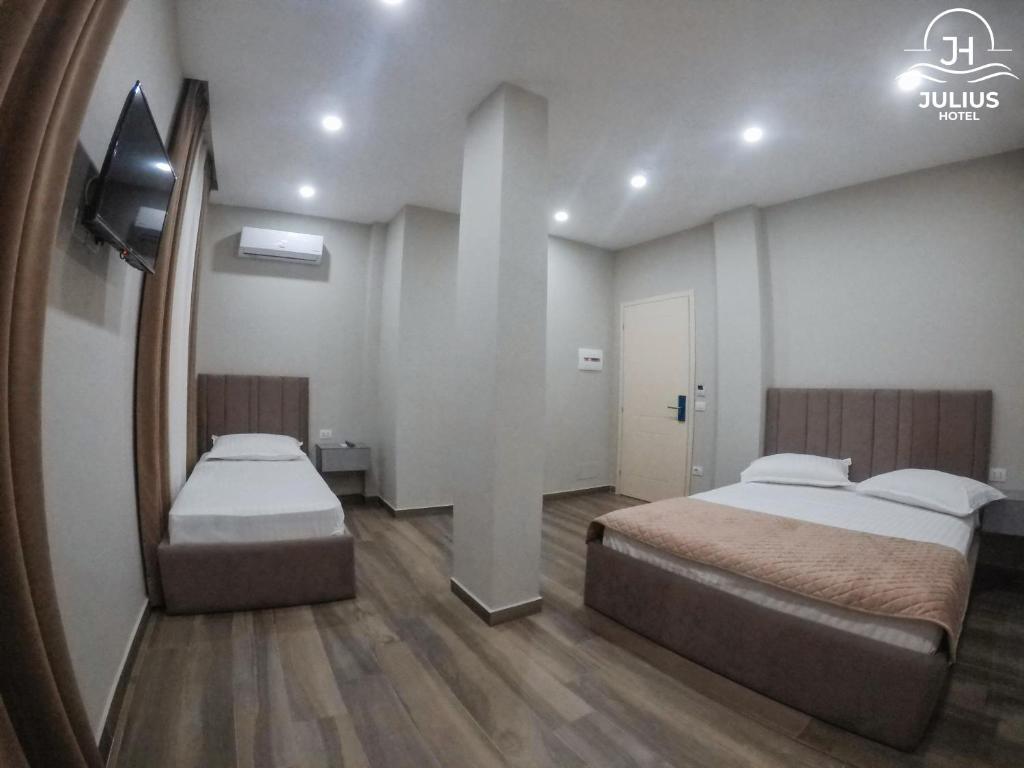 Postel nebo postele na pokoji v ubytování Julius Hotel