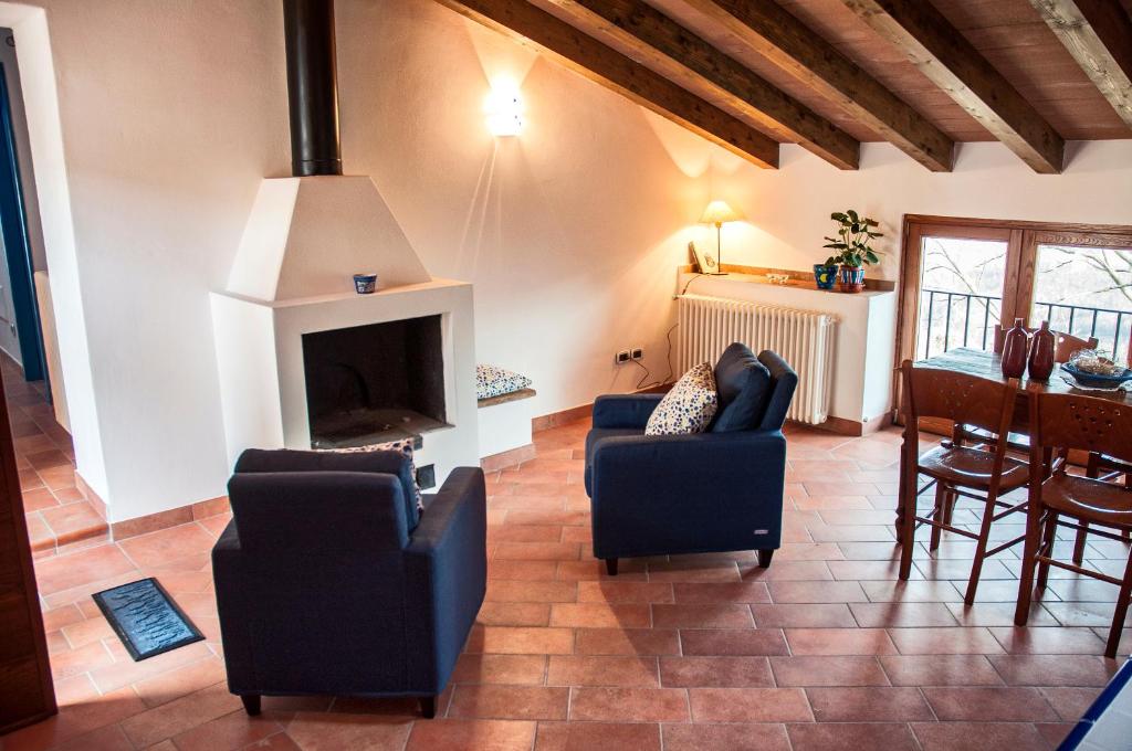 sala de estar con 2 sillas y chimenea en B&B Noce Spagnola en Rocchetta a Volturno