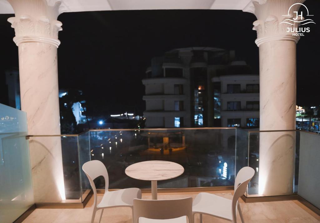 Balkón nebo terasa v ubytování Julius Hotel