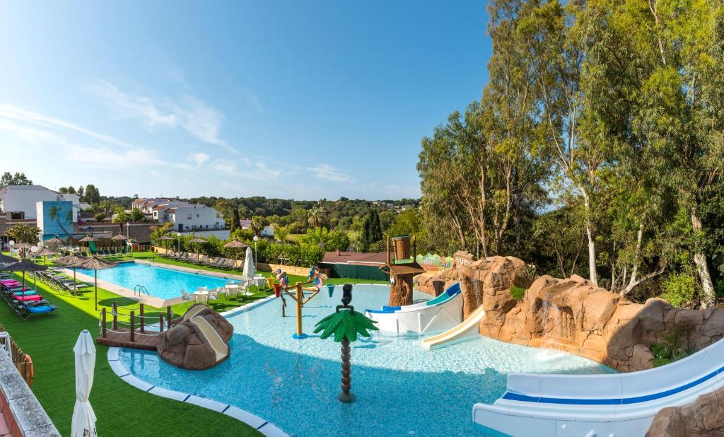 una imagen de una piscina en un parque acuático en Apartaments Els Llorers, en Lloret de Mar