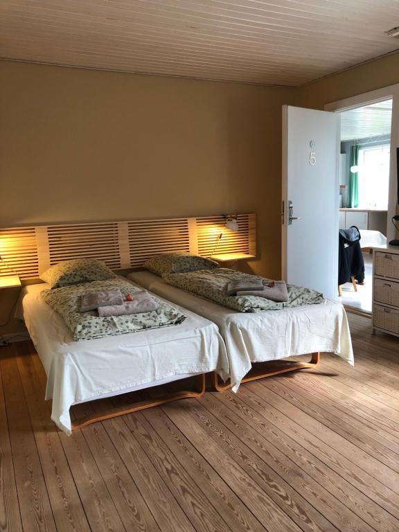1 Schlafzimmer mit 2 Betten in einem Zimmer in der Unterkunft SJ Rooms in Tønder