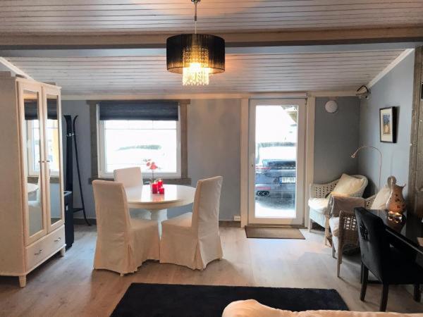 un soggiorno con tavolo, sedie e divano di Kvamseter Lodge - Mountain Apartments a Norheimsund