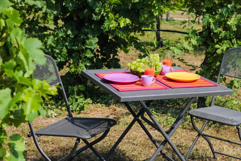 un tavolo da picnic con piatti di cibo sopra di La petite maison a Sirmione
