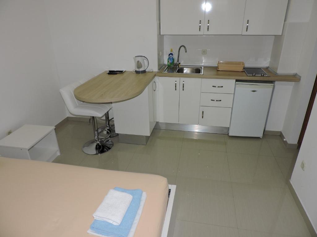 Kuchyň nebo kuchyňský kout v ubytování Apartments Lidus