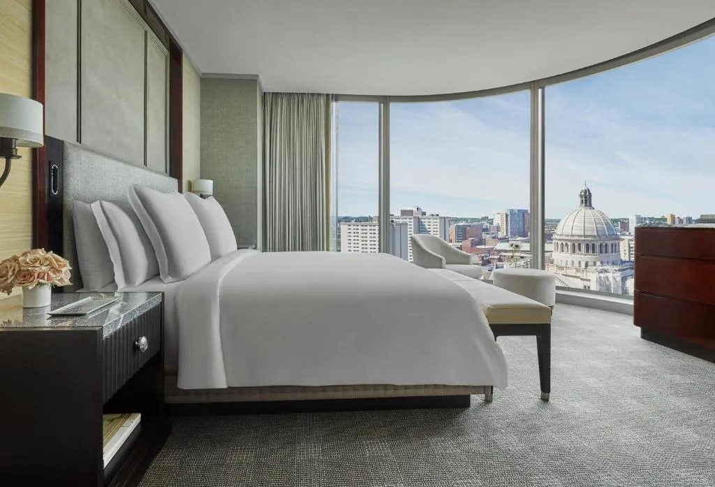 Back Bay Corner King Suite - Accessible