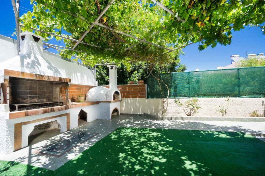 Bazén v ubytování Ariadne Apartment nebo v jeho okolí