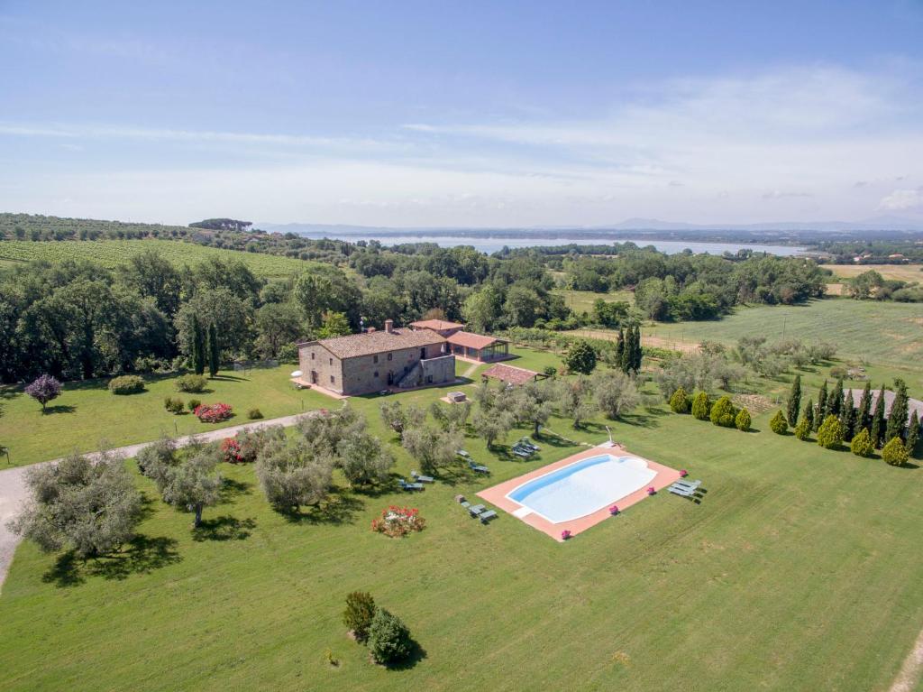 una vista aérea de una finca con piscina en Agriturismo La Sosta di Annibale, en Tuoro sul Trasimeno