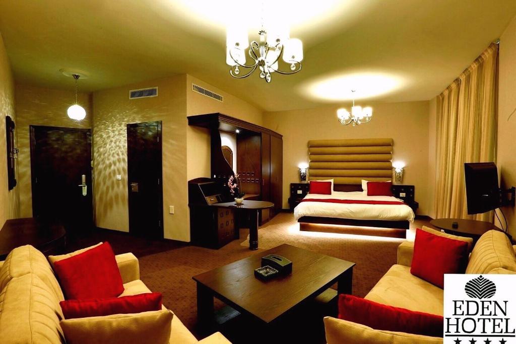 Postel nebo postele na pokoji v ubytování Eden Hotel