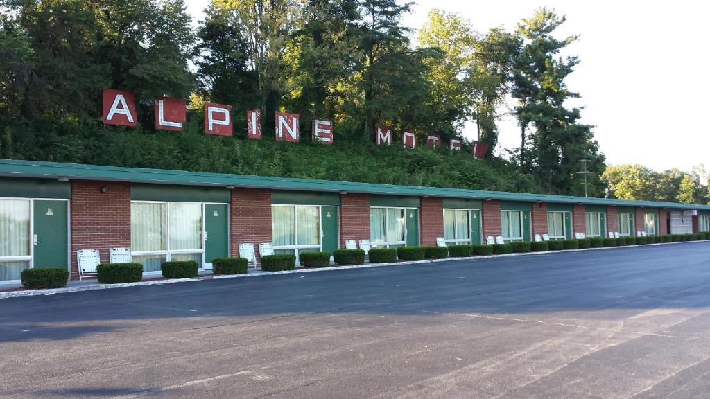 un aparcamiento vacío frente a un edificio en Alpine Motel, en Abingdon