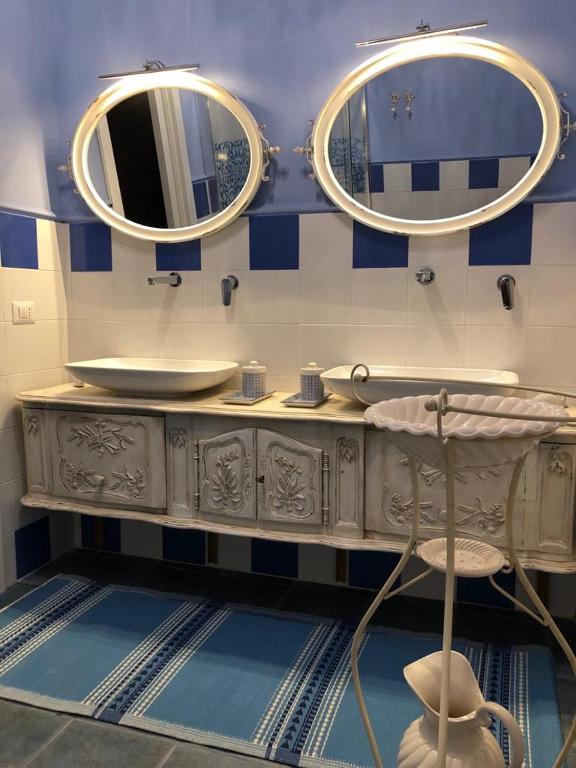 Bilik mandi di Le Stanze del Borgo