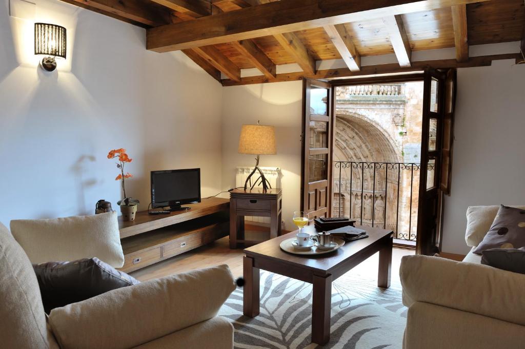 sala de estar con sofá y mesa en El Balcon De La Catedral, en El Burgo de Osma