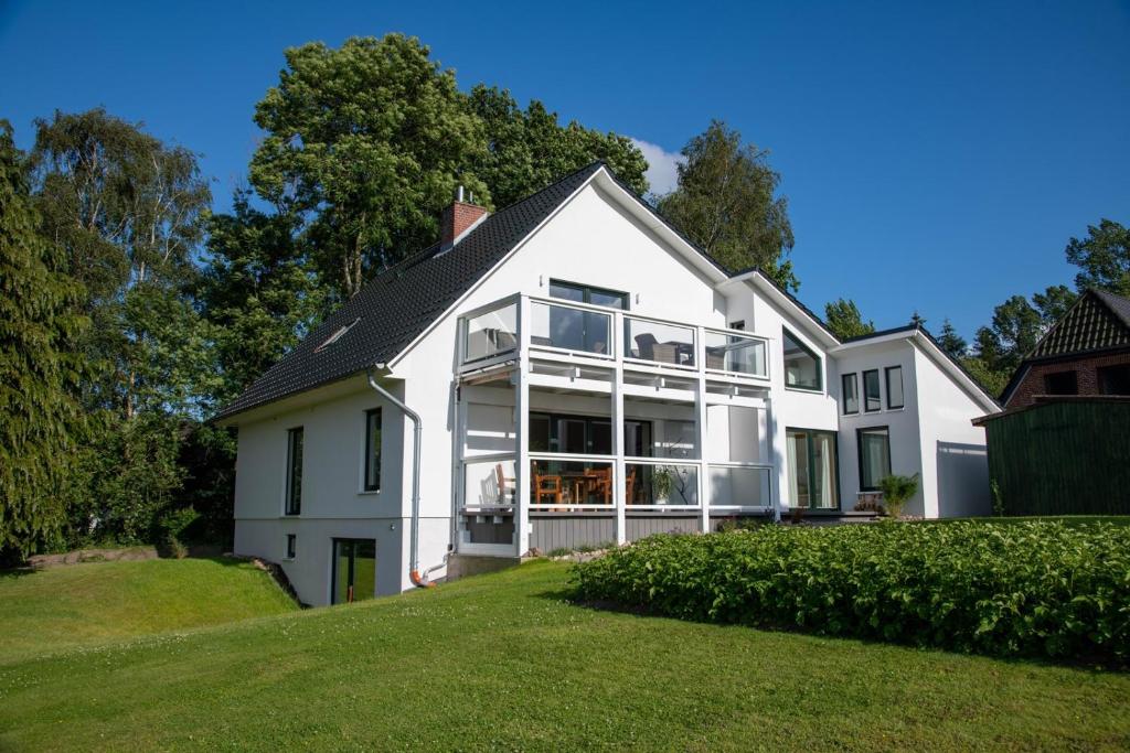 a white house with a lot of windows at Lieschenhüs in Kappeln