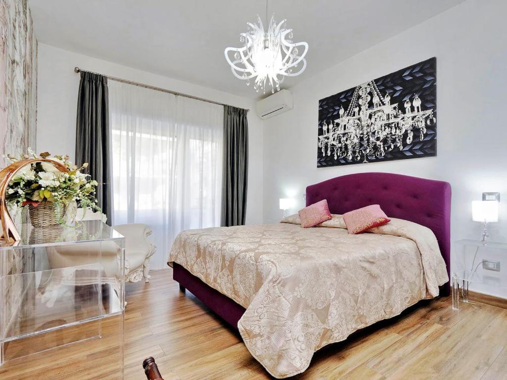 ローマにあるFeriae Latinaeのベッドルーム(紫色のベッド1台、テーブル付)