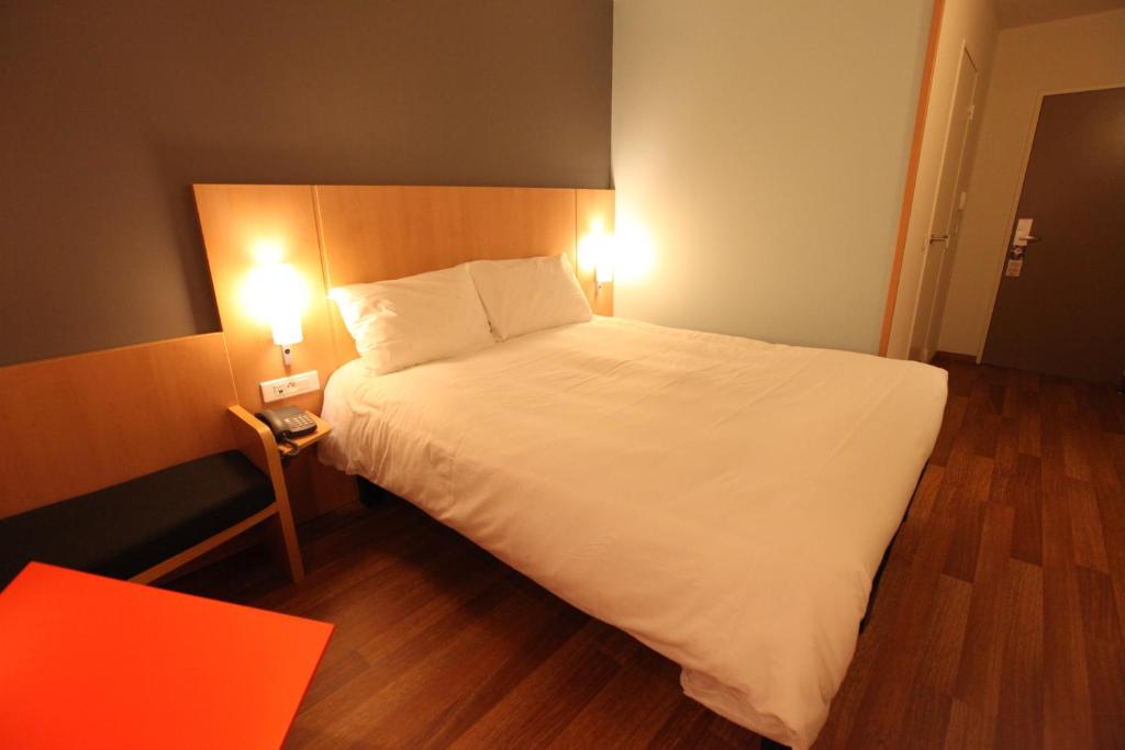 Postel nebo postele na pokoji v ubytování ibis Aurillac