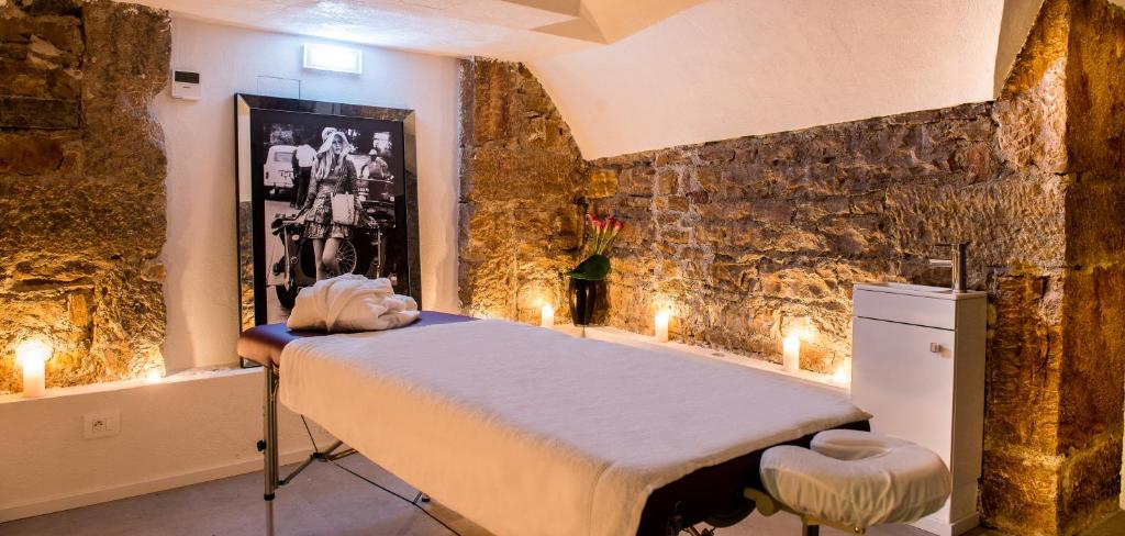 Postel nebo postele na pokoji v ubytování Boscolo Lyon Hotel & Spa
