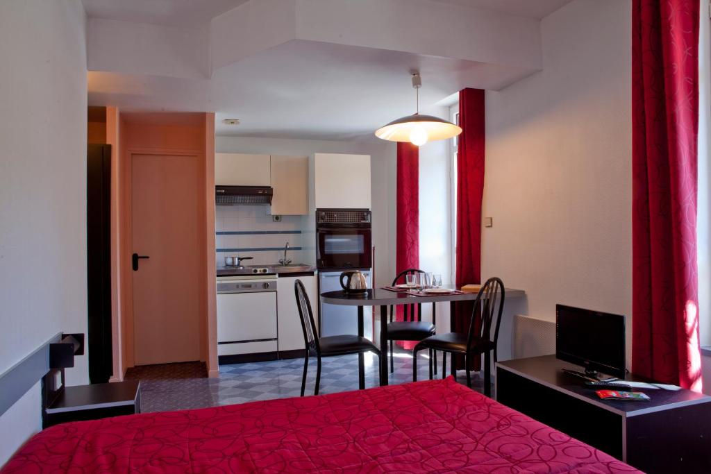Kuchyň nebo kuchyňský kout v ubytování Hôtel et Résidence des Bains